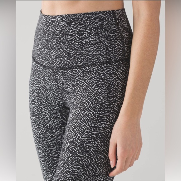 Lululemon Wunder Under Crop (Hi-Rise) (21") Ripple Jacquard Black White 2 EUC - Picture 5 of 5